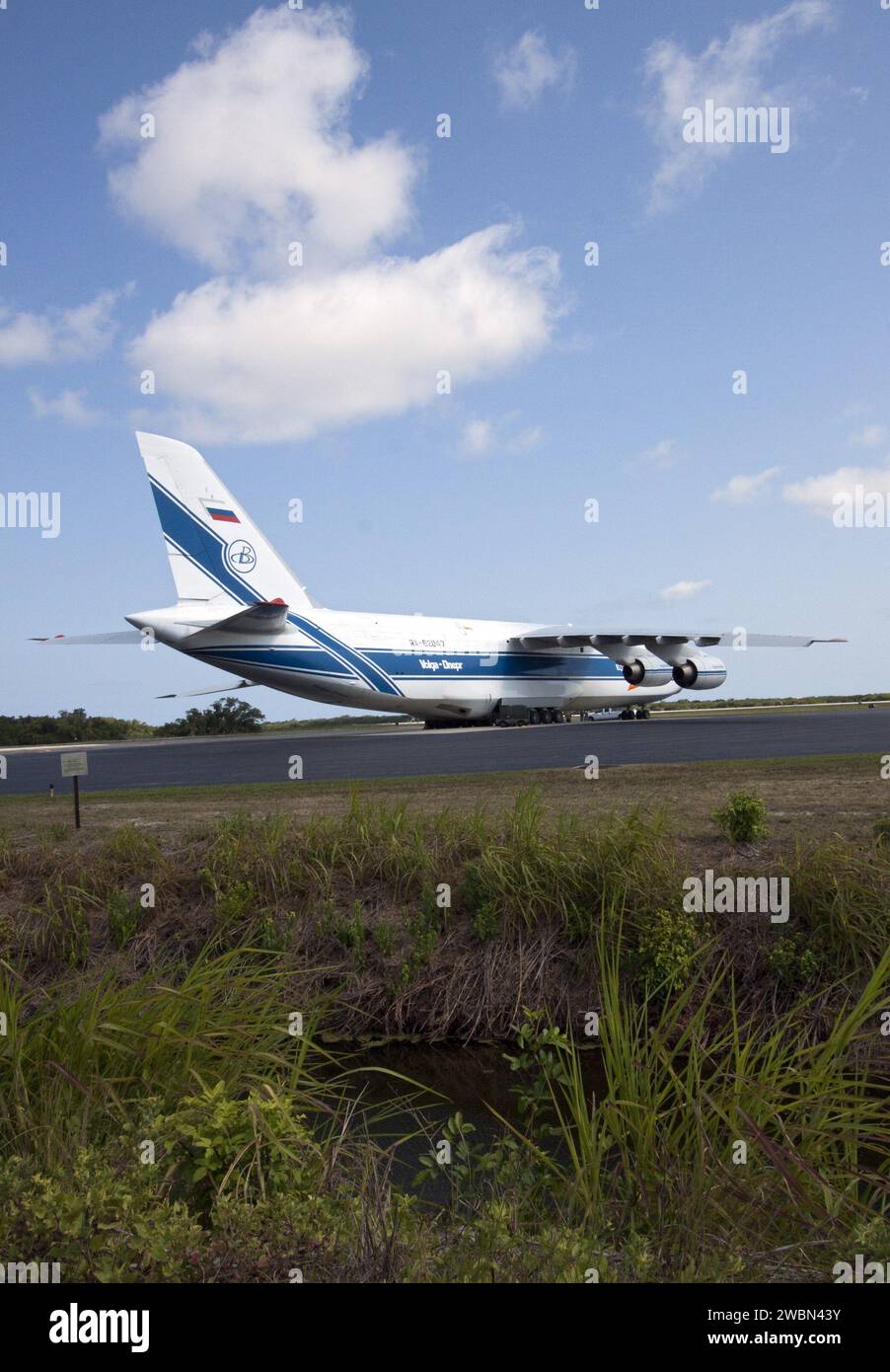 Ein Volga-Dnepr Antonov AN-124-100 Frachtflugzeug lieferte die Centaur-Oberstufe einer Atlas V-Rakete der United Launch Alliance zur Cape Canaveral Air Force Station. Die NASA-Raumsonde Juno startet an Bord des Atlas V, um den Jupiter 33-mal umkreisen zu lassen, um seine Struktur, Atmosphäre, Magnetosphäre und seinen potenziellen festen Kern zu untersuchen. Stockfoto
