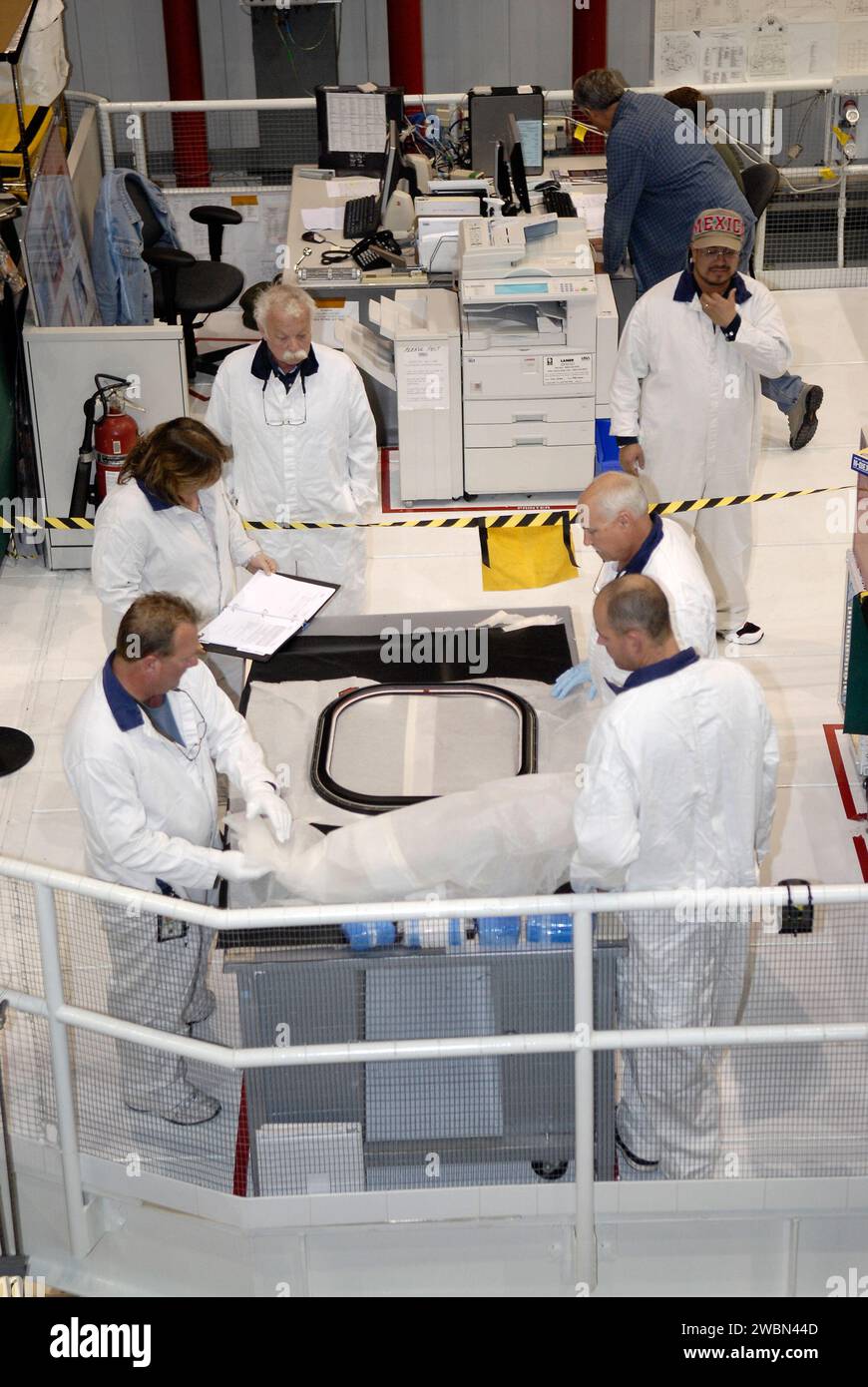 Die Techniker installierten das Fenster Nr. 8 auf dem Space Shuttle Atlantis während der STS-132 Mission und vervollständigten einen Teil des Orbitalmoduls des Fahrzeugs. Stockfoto
