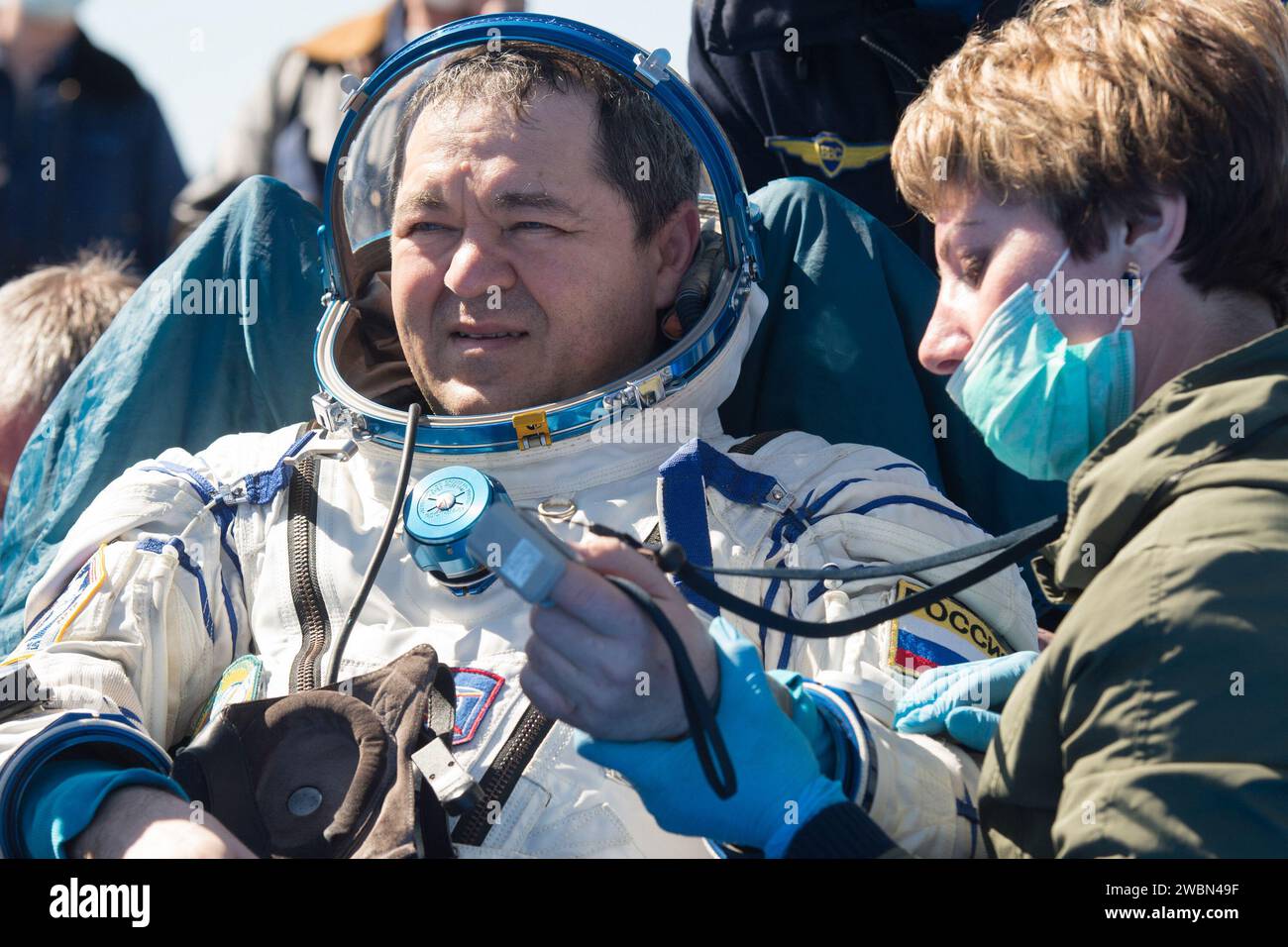 Der Kosmonaut Oleg Skripochka der Expedition 62 ist außerhalb der Raumsonde Sojus MS-15 zu sehen, nachdem er mit den NASA-Astronauten Andrew Morgan und Jessica Meir am Freitag, den 17. April 2020 in einer abgelegenen Gegend in der Nähe der Stadt Zhezkazgan in Kasachstan gelandet war. Meir und Skripochka kehrten nach 205 Tagen im Weltraum zurück, Morgan nach 272 Tagen im Weltraum. Alle drei waren als Besatzungsmitglieder der Expedition 60 an Bord der Internationalen Raumstation. Stockfoto