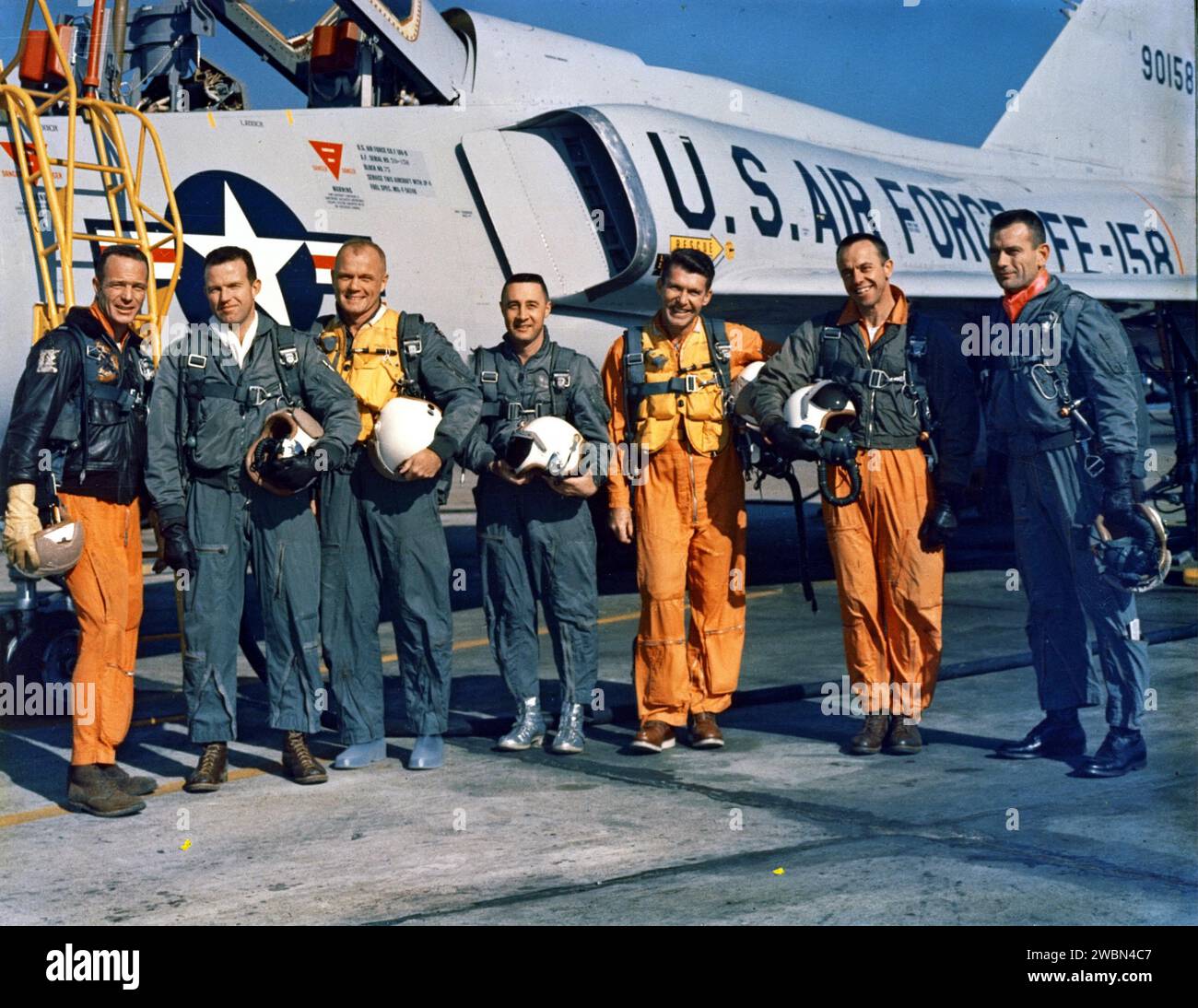 CAPE CANAVERAL, FLA. -- die ursprünglichen Seven Mercury Astronauten posieren neben einem Air Force F-102 Jet. Von links nach rechts stehen M. Scott Carpenter, L. Gordon Cooper, John H. Glenn Jr., Virgil I. „Gus“ Grissom, Walter M. Schirra Jr., Alan B. Shepherd Jr. und Donald K. „Deke“ Slayton. Stockfoto