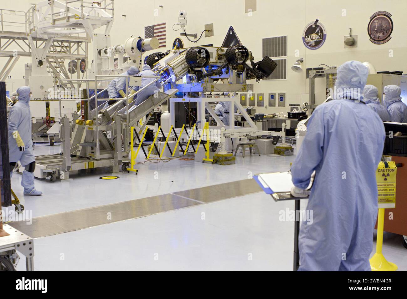 CAPE CANAVERAL, Fla. -- in der hohen Bucht der Payload Hazardous Service Facility (PHSF) im Kennedy Space Center der NASA in Florida, Raumfahrzeugtechniker des Jet Propulsion Laboratory der NASA überführen den Radioisotope-Thermoelektrischen Generator (MMRTG) für die Mission Mars Science Laboratory (MSL) der NASA auf das Achterstück des Curiosity rover, um mit Hilfe des MMRTG Integrationswagens einen Fit-Check zu machen. Das MMRTG wird dann entfernt und auf dem rover montiert, um es am Pad zu starten. Die MMRTG wird die für die Mission benötigte Energie aus dem natürlichen Zerfall von Plutonium-238 erzeugen, einem nicht-W Stockfoto