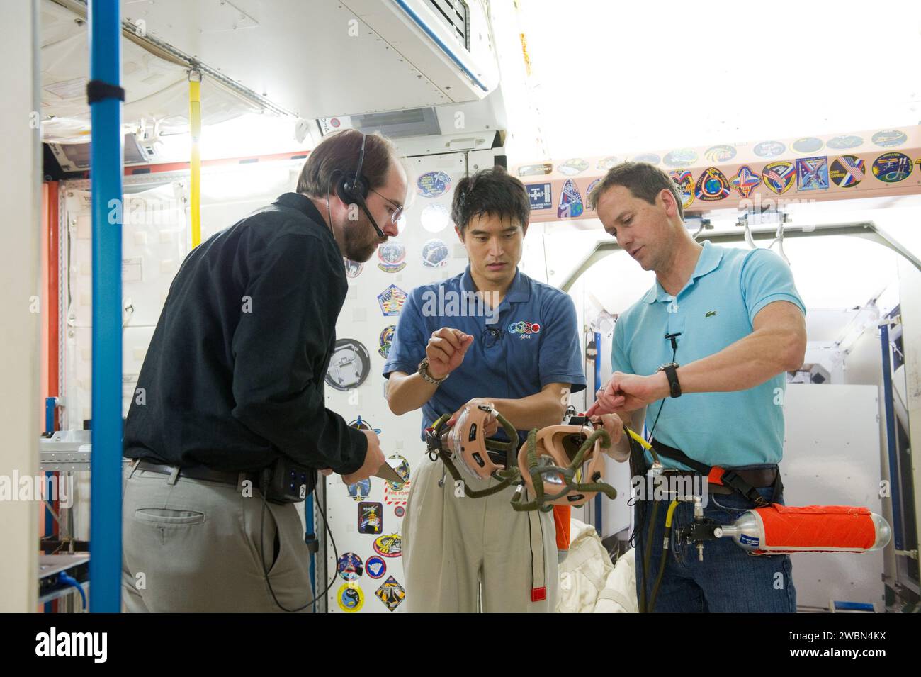 Datum: 12-05-11 Ort: Gebäude 9NW, ISS Mockup Thema: Expedition 33 Sojus Crew Tom Marshburn und Chris Hadfield während ihres Notfalltrainings Stockfoto