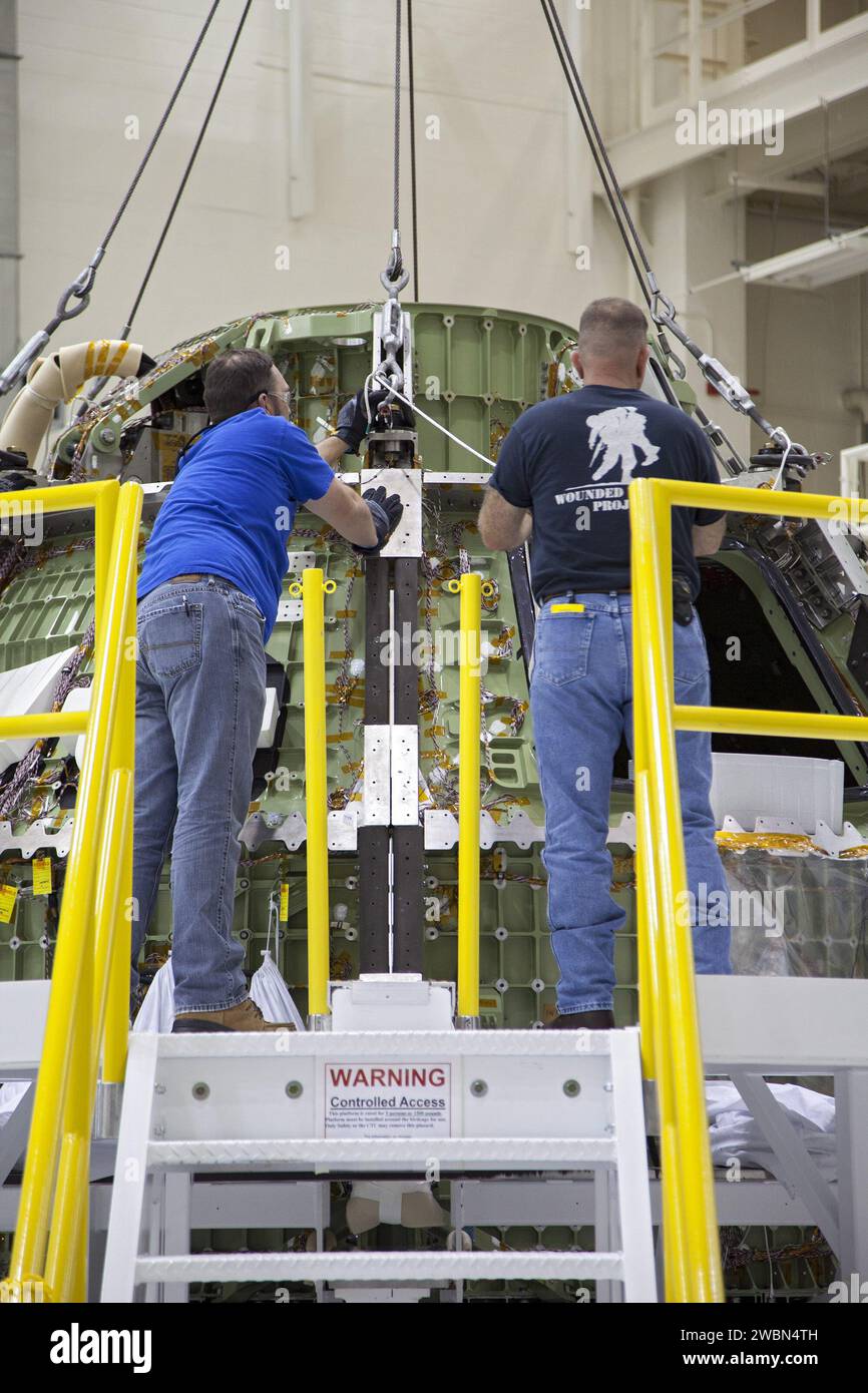 Die Arbeiter des Kennedy Space Center der NASA bereiten das Orion-Crew-Modul in der Hochbucht des Operations and Checkout Building für den Explorationsflug Test 1 vor, einen Test des Raumschiffs, der für Missionen mit Tiefenraumbesatzung und sicheren Wiedereintritt außerhalb der niedrigen Erdumlaufbahn konzipiert ist. Stockfoto