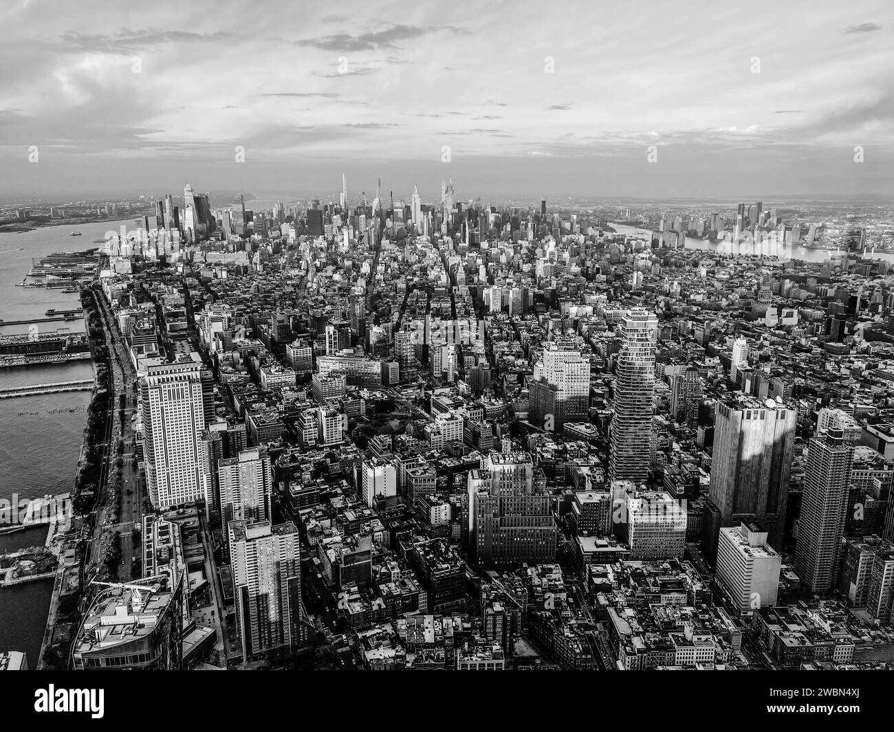 Panoramablick über die Skyline von New York und den Hudson River von der One World Observatory Deck im One World Trade Center, Wintersonnenversatz Stockfoto