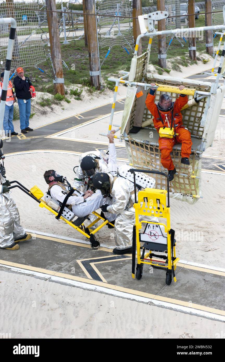 Eine Modus-II/IV-Notausstiegsübung ist im Gange an der Landestelle des Launch Pad 39A im Kennedy Space Center, Florida. NASA-Feuerwehr, Freiwillige, die Astronauten simulieren, Hubschrauber, Air Force 920th Rescue Wing-Personal und medizinische Trauma-Teams von drei Central Florida Krankenhäusern üben Notfallmaßnahmen und Hubschrauberevakuierungsverfahren an der Startbasis aus. Stockfoto