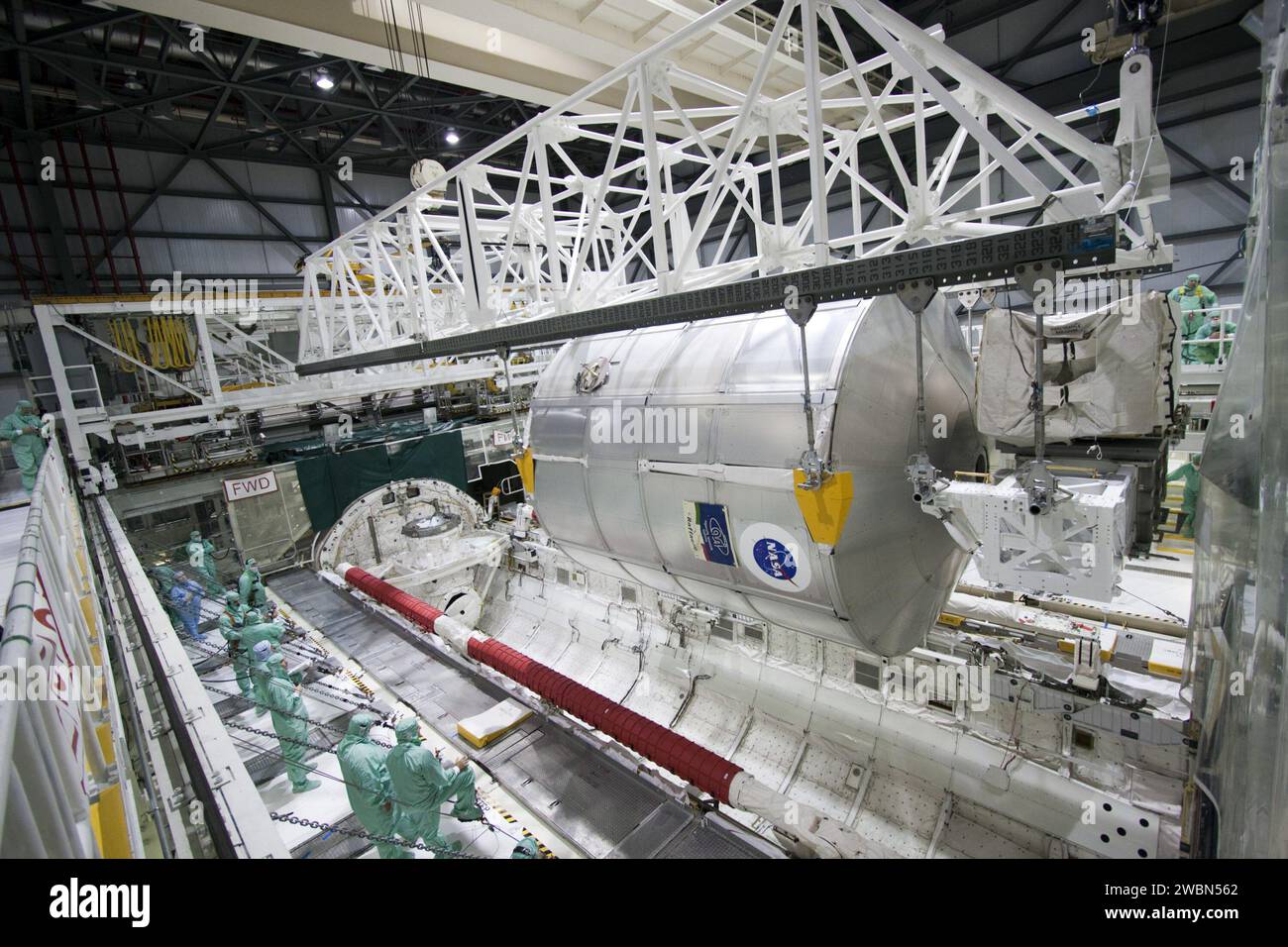 CAPE CANAVERAL, Fla. -- in der Orbiter Processing Facility-2 (OPF-2) im Kennedy Space Center der NASA in Florida überwachen Techniker den Fortschritt, während ein spezielles Entladungsgerät das Raffaello-Mehrzweck-Logistikmodul aus Atlantis' Laderampe hebt. Raffaello wird dann für den Transport zur Verarbeitungsanlage der Raumstation vorbereitet, wo sein Inhalt entladen wird. Atlantis beendete die letzte Raumschiff-Mission der NASA, STS-135, nachdem sie am 21. Juli 2011 um 5:57 Uhr EDT in der Shuttle Landing Facility des Zentrums landete. Nach der Entfernung aller Nutzlasten im Frachtraum von Atlantis werden die Arbeitnehmer dies tun Stockfoto