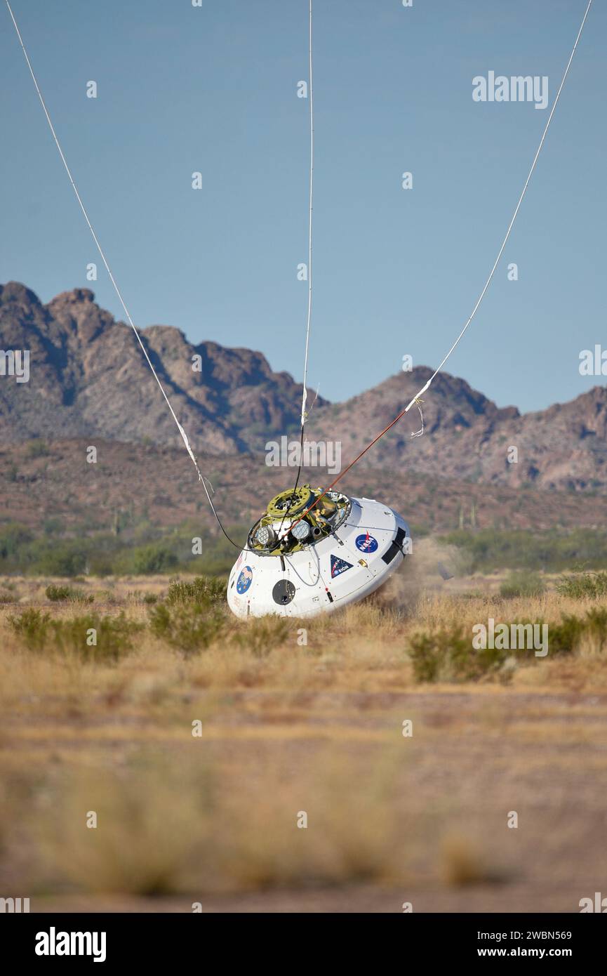 Ingenieure testen das Fallschirmsystem für Orion während einer Evaluierung am 13. September 2017 auf dem US-Army-Testgelände in Yuma. .Während dieses Tests replizierten Ingenieure eine Situation, in der Orion die Rakete des Space Launch Systems abbrechen und einen Teil seiner normalen Fallschirmauslösung umgehen muss, die normalerweise dazu beiträgt, dass das Raumschiff nach tiefen Weltraummissionen langsamer absinkt. Die Kapsel wurde aus einem C-17-Flugzeug in mehr als 4,7 Meilen Höhe geworfen und erlaubte 20 Sekunden lang freien Fall, länger als je zuvor, um einen hohen aerodynamischen Druck vor nur mir zu erzeugen Stockfoto
