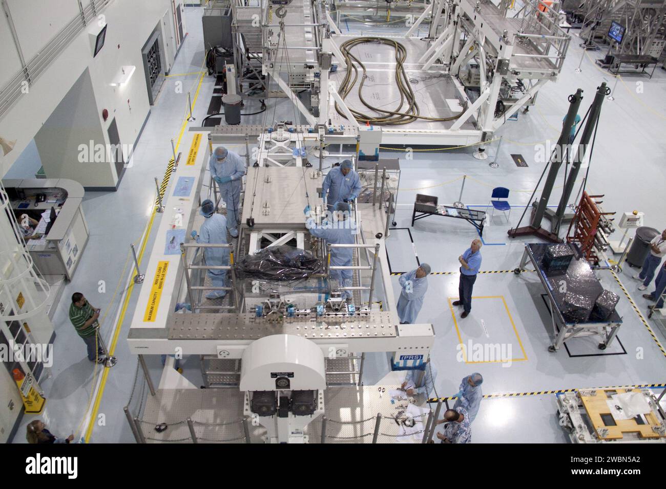 CAPE CANAVERAL, Fla. - In der Raumstation-Verarbeitungsanlage im Kennedy Space Center der NASA in Florida befestigen Techniker die Montageplatte des Pumpenmoduls auf dem leichten Mehrzweck-Experiment Support Structure Carrier oder LMC. Die Modulbaugruppe wird verwendet, um die Rückführung eines defekten Ammoniakpumpenmoduls im Nutzlastbereich des Shuttle Atlantis zu sichern. Atlantis und seine Nutzlast werden für die Mission STS-135 vorbereitet, die das Multifunktions-Logistikmodul Raffaello mit Vorräten, Logistik und Ersatzteilen zur Internationalen Raumstation liefern wird. STS-135 ist t Stockfoto