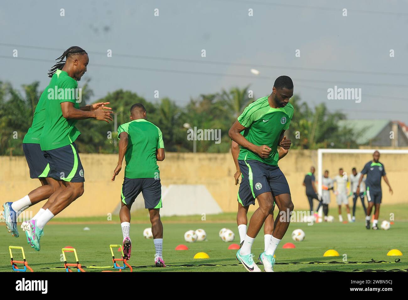 ABIDJAN, COTE D'IVORE - 11. JANUAR; Bruno Onyemaechi und Oluwasemilogo Ajayi aus Nigeria während des Nigeria-Trainings in Vorbereitung auf den Afrika-Cup von Stockfoto