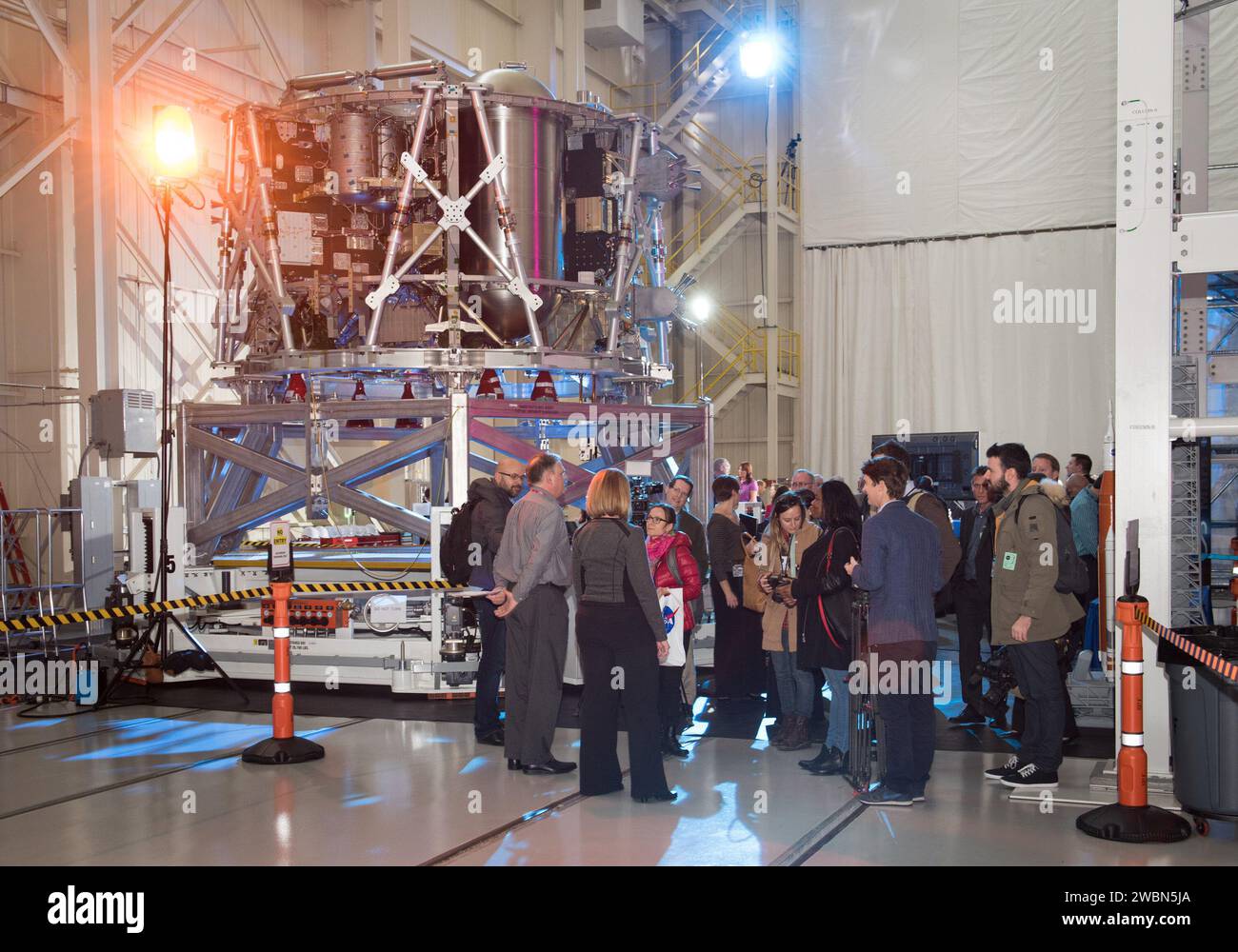 Der European Service Module Structural Test Artikel wurde am 30. November 2015 in der Space Power Facility, Glenn Research Center der NASA, Plum Brook Station, Sandusky, Ohio, für die strukturelle Bewertung von Raumfahrzeugmodulen fotografiert. Stockfoto
