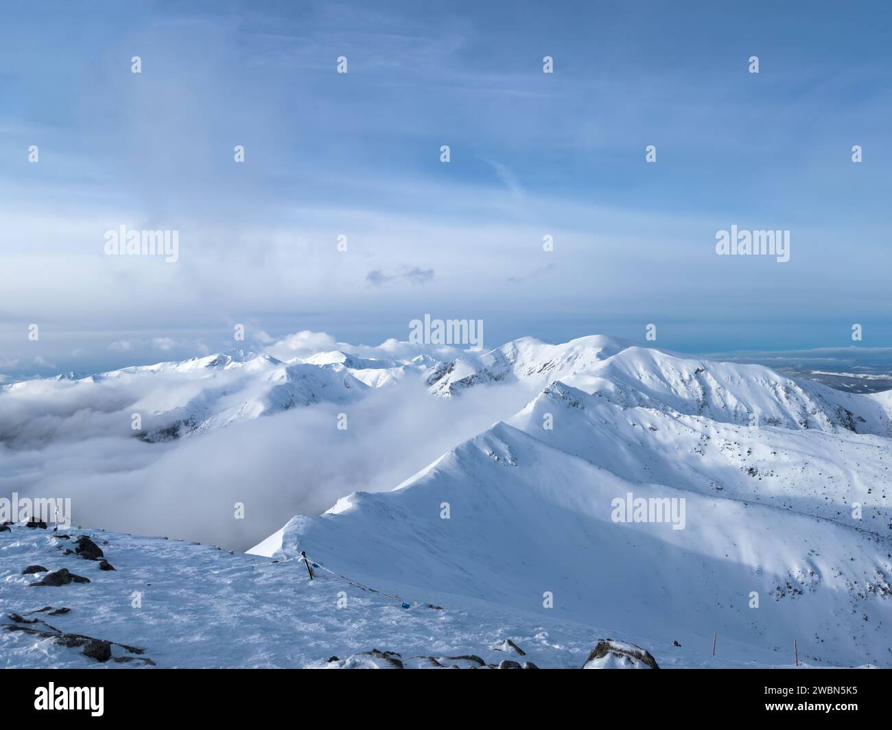 Blick auf den Gipfel, verschneite Kasprowy Wierch, Winterlandschaft, schneebedeckten Nebel. Beliebter touristischer Ort Stockfoto