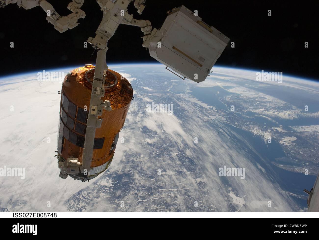 Am 28. März 2011 entließ Canadarm2 auf der Internationalen Raumstation das nicht gelenkte Japan Aerospace Exploration Agency Kounotori2 H-II Transfer Vehicle (HTV2), das mit Müll und nicht benötigten Gegenständen gefüllt war. Die Astronauten Cady Coleman und Paolo Nespoli nutzten den Roboterarm, um um 11:46 Uhr EDT HTV2 vom Harmony-Knoten zu lösen. Stockfoto