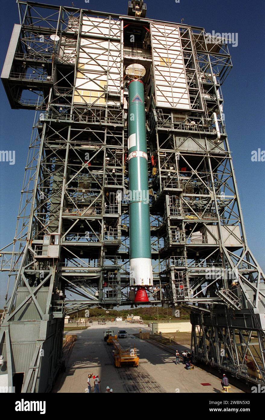 Die erste Stufe einer Boeing-Delta-Rakete wird senkrecht über die Gantry auf dem Launch Pad 17-A der Cape Canaveral Air Force Station hochgehoben. Die Rakete wird den 2001 Mars Odyssey Orbiter transportieren, der am 7. April 2001 gestartet werden soll. Mars Odyssey enthält drei wissenschaftliche Instrumente THEMIS, das Gamma Ray Spectrometer (GRS) und das Mars Radiation Environment Experiment (MARIE). THEMIS wird die Mineralogie und Morphologie der Marsoberfläche mit einer hochauflösenden Kamera und einem Infrarot-Spektrometer kartieren. Das GRS wird eine globale Kartierung der Elementzusammensetzung der Oberfläche und der Determi-Elemente ermöglichen Stockfoto