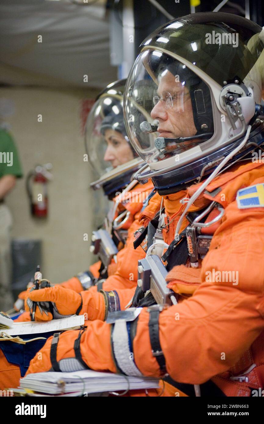 Die Besatzungsmitglieder der STS-128 nahmen am 20. Mai 2009 an einem Preflight-Training in einem stationären Simulator in Gebäude 5 teil. Stockfoto