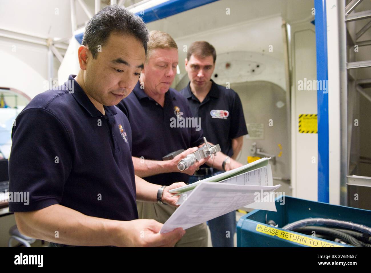 Die Besatzung der Expedition 28/29 nimmt an der Ausbildung zur Andockzeitachse Teil, die das ISS-Modell in Gebäude 9 nutzt, um das Treffen und die Andockoperationen von Raumfahrzeugen zu Proben. Stockfoto