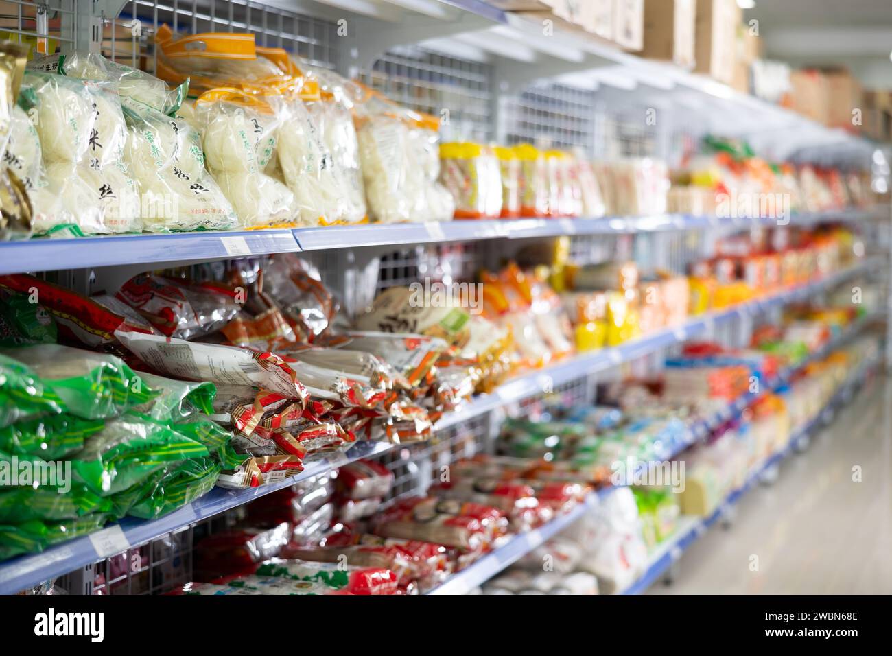 Verschiedene Nudelpakete in den Regalen des ASIN-Supermarkts in Reus Stockfoto