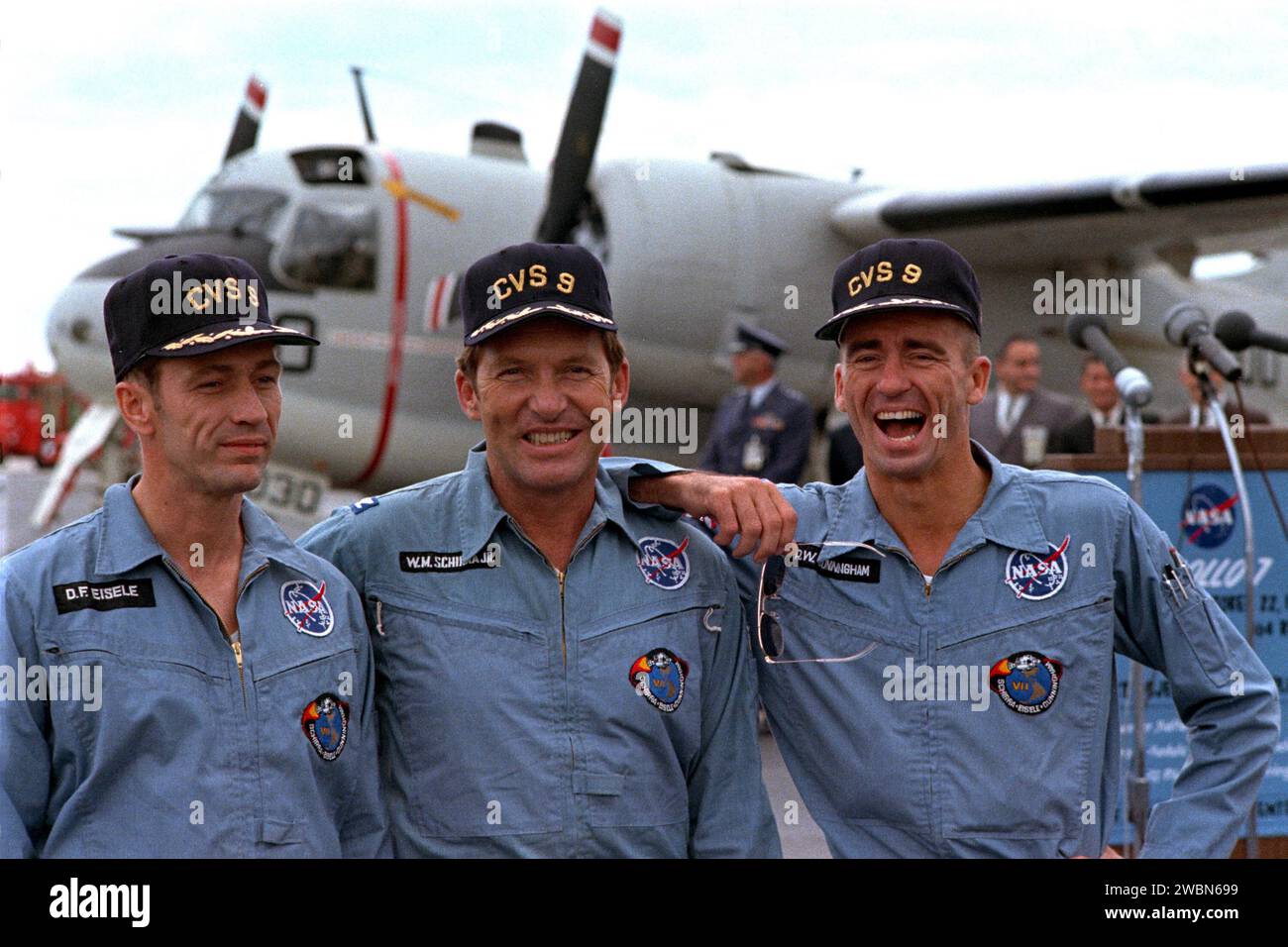 Die Apollo 7-Astronauten Donn Eisele, Walter Schirra Jr. und Walter Cunningham kehren nach einer 12-tägigen Mission mit 4,5 Millionen Meilen nach Cape Kennedy zurück. Sie starteten am 11. Oktober auf dem Saturn 1B von der Startfläche 34 für die erste bemannte Mondumlaufmission. Stockfoto