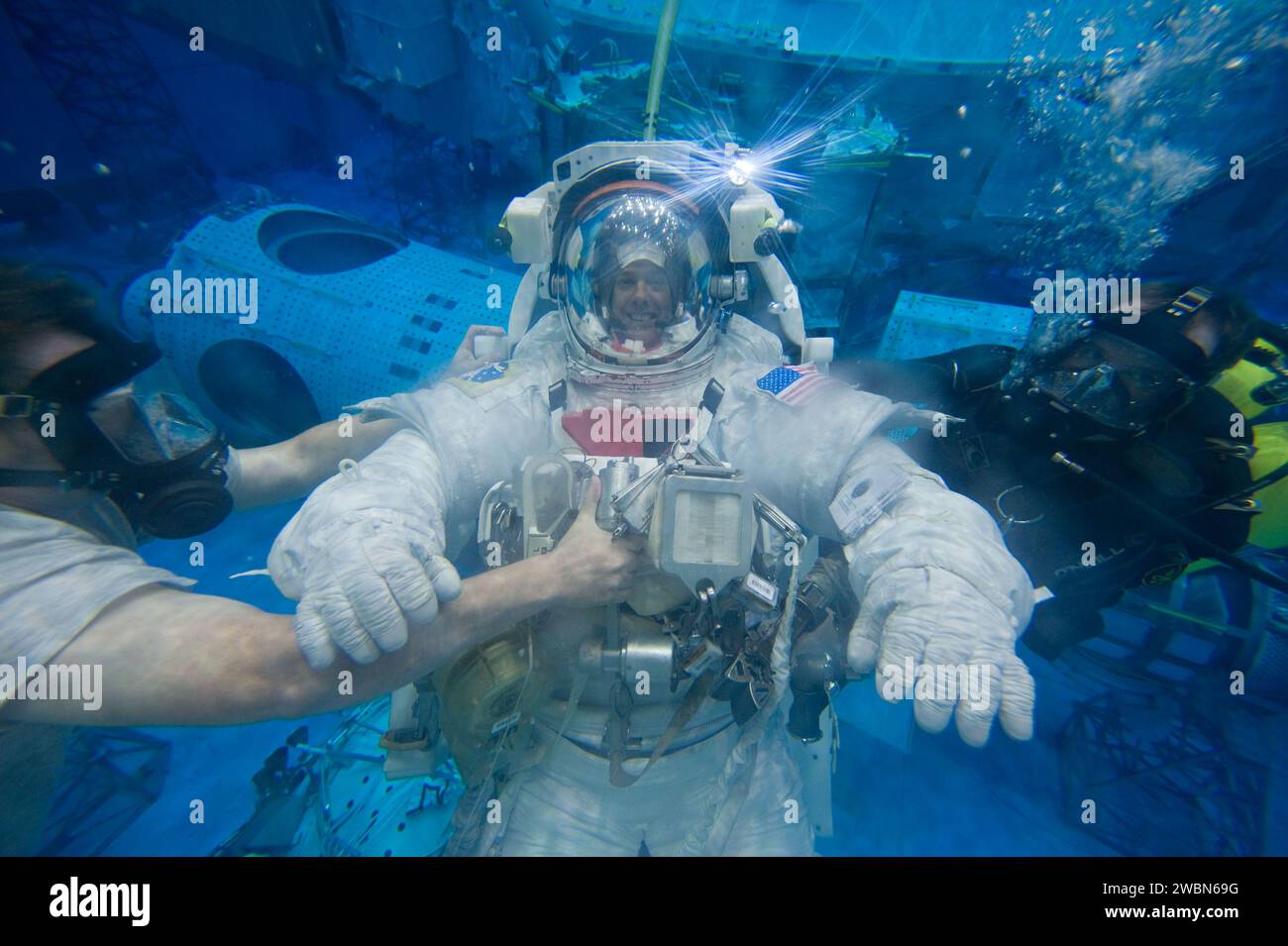 FOTODATUM: 26.10.2010 ORT: NBL - Pool Topside THEMA: Expedition 27 Crew-Mitglied Ron Garan und Expedition 28 Crew-Mitglied Mike Fossum während einer gemeinsamen INC-27/INC-28 ISS EVA Cleanup-Schulung beim NBL ARBEITSAUFTRAG: 03126-BS  NBLEXP27 10-26-10 Stockfoto