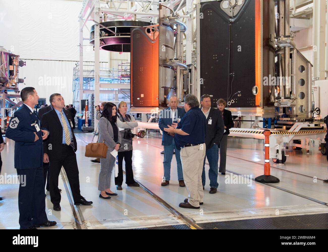 Der European Service Module Structural Test Artikel wurde am 30. November 2015 in der Space Power Facility des NASA Glenn Research Center, Plum Brook Station, Sandusky, Ohio, während der strukturellen Evaluierung und Erprobung von Raumfahrzeugen fotografiert. Stockfoto