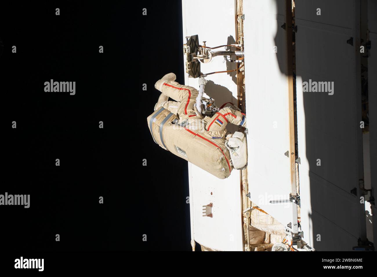 Iss070e009090 (25. Oktober 2023) --- der Flugingenieur Oleg Kononenko der Expedition 70 aus Roscosmos wird während eines Raumwanderns gezeigt, um einen Ersatzkühler zu inspizieren, einen Nanosatelliten einzusetzen und Kommunikationshardware auf dem Nauka-Wissenschaftsmodul der Internationalen Raumstation zu installieren. Stockfoto