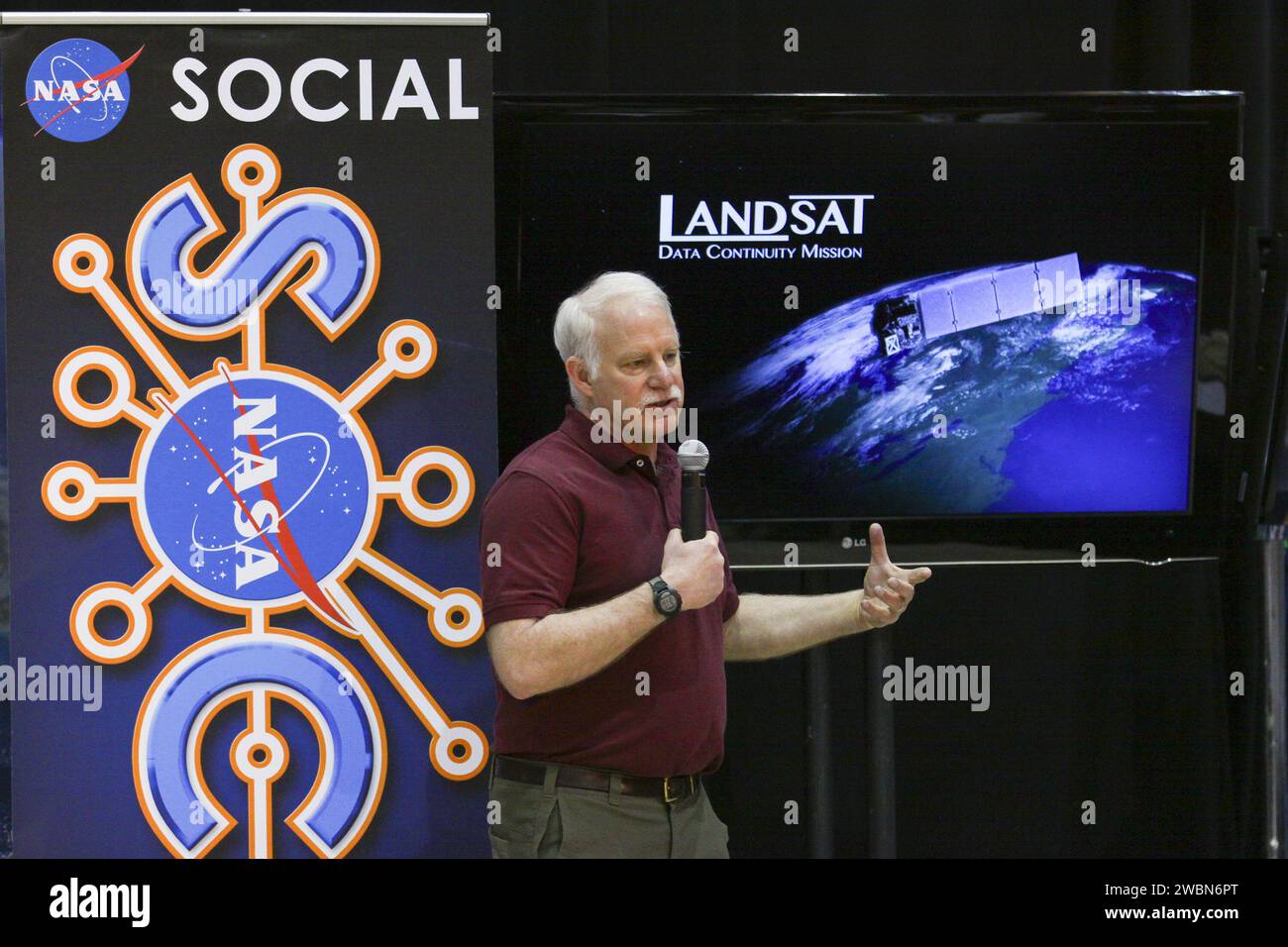 VANDENBERG AFB, Kalifornien -- Dr. Jim Irons, Wissenschaftler des ...