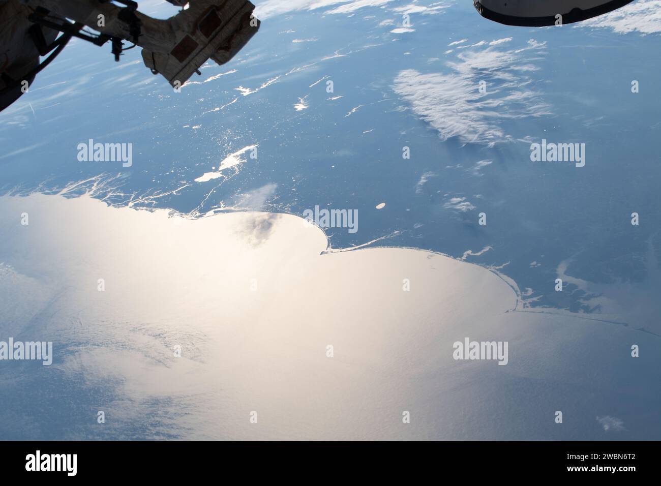 Am 11. März 2020 ist die Südostküste der Vereinigten Staaten von der ISS aus sichtbar, während sie über dem Atlantischen Ozean umkreist und einen Blick auf die Erde vom Weltraum aus erfasst. Stockfoto