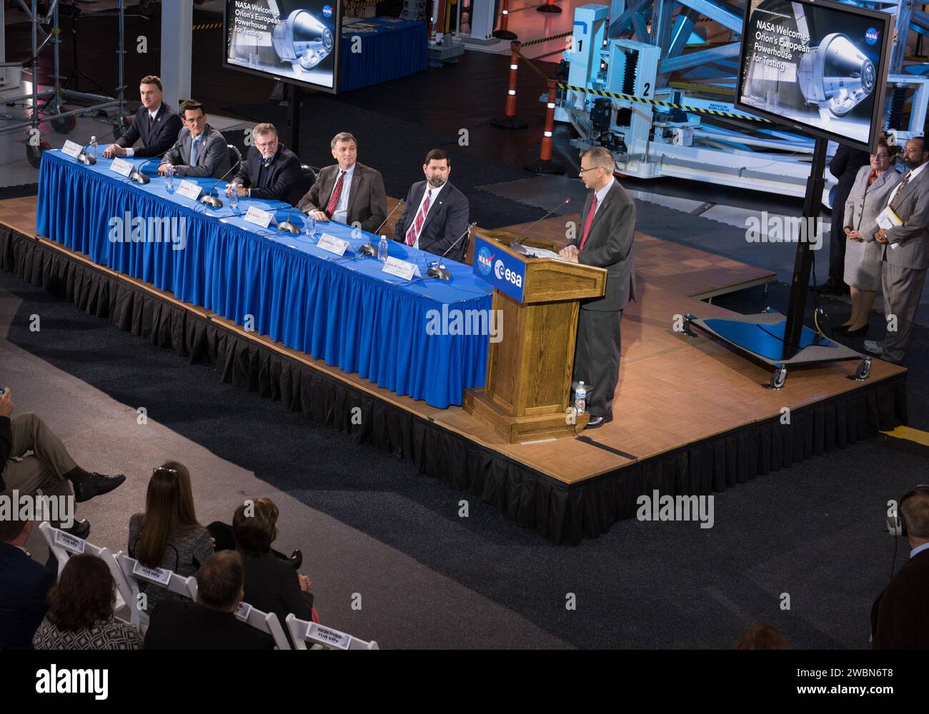 Der European Service Module Structural Test Artikel wurde am 30. November 2015 in der Space Power Facility der Plum Brook Station des NASA Glenn Research Center in Sandusky, Ohio, aufgenommen. Stockfoto