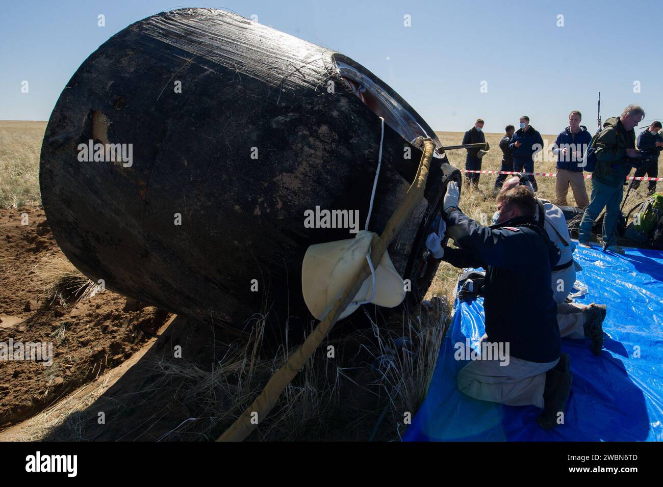 Russische Such- und Rettungsteams kommen kurz nach der Landung in einem abgelegenen Gebiet nahe der Stadt Zhezkazgan in Kasachstan mit 62 den Besatzungsmitgliedern Jessica Meir und Drew Morgan von der NASA und Oleg Skripochka von Roscosmos am Freitag, den 17. April 2020 an der Sojus MS-15 an. Meir und Skripochka kehrten nach 205 Tagen im Weltraum zurück, Morgan nach 272 Tagen im Weltraum. Alle drei waren als Besatzungsmitglieder der Expedition 60 an Bord der Internationalen Raumstation. Stockfoto