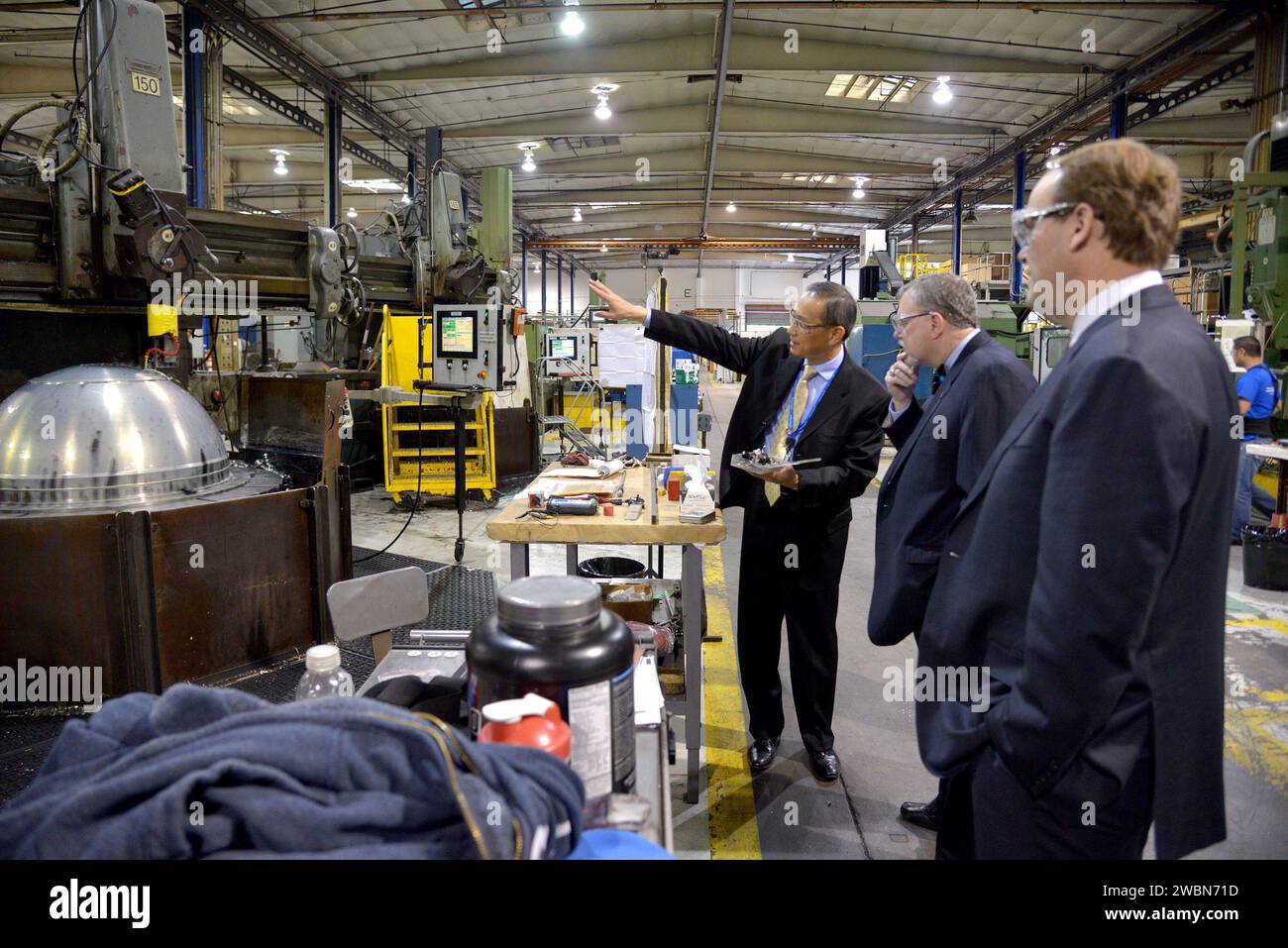 Das Team von Orbital ATK zeigt Lockheed Martin Orion Program Manager Mike Hawes am 4. März 2015 die Werkstatt zur Herstellung von Treibstofftanks in Kalifornien. Teil der Batch-Bildübertragung von Flickr. Stockfoto