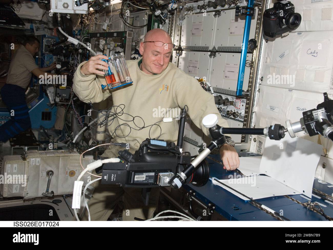 ISS026-E-017024 (11. Januar 2011) --- NASA-Astronaut Scott Kelly, Kommandant der Expedition 26, arbeitet am Hardware-Setup für ein kapillares Strömungsexperiment (CFE) Vane Gap-1 Experiment. Der CFE befindet sich auf dem Wartungsarbeitsbereich im Destiny-Labor der Internationalen Raumstation. CFE beobachtet den Flüssigkeitsfluss, insbesondere Kapillarphänomene, in Schwerelosigkeit. Stockfoto