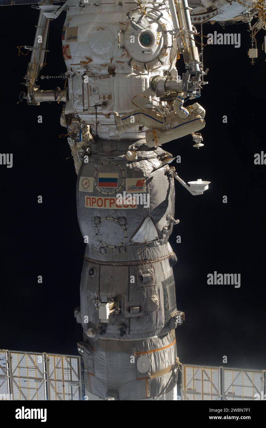 Die 28 Flugingenieure Sergej Wolkow und Alexander Samokutyaew führen eine sechsstündige, 23-minütige außerfahrbare Aktivität auf dem russischen Segment der Internationalen Raumstation durch. Zu den Aufgaben gehörten die Verlegung eines Frachtbooms, die Installation eines Prototyps eines Laserkommunikationssystems und der Einsatz eines Amateurfunk-Mikrosatelliten während des Tragens von Orlan Raumanzügen. Stockfoto