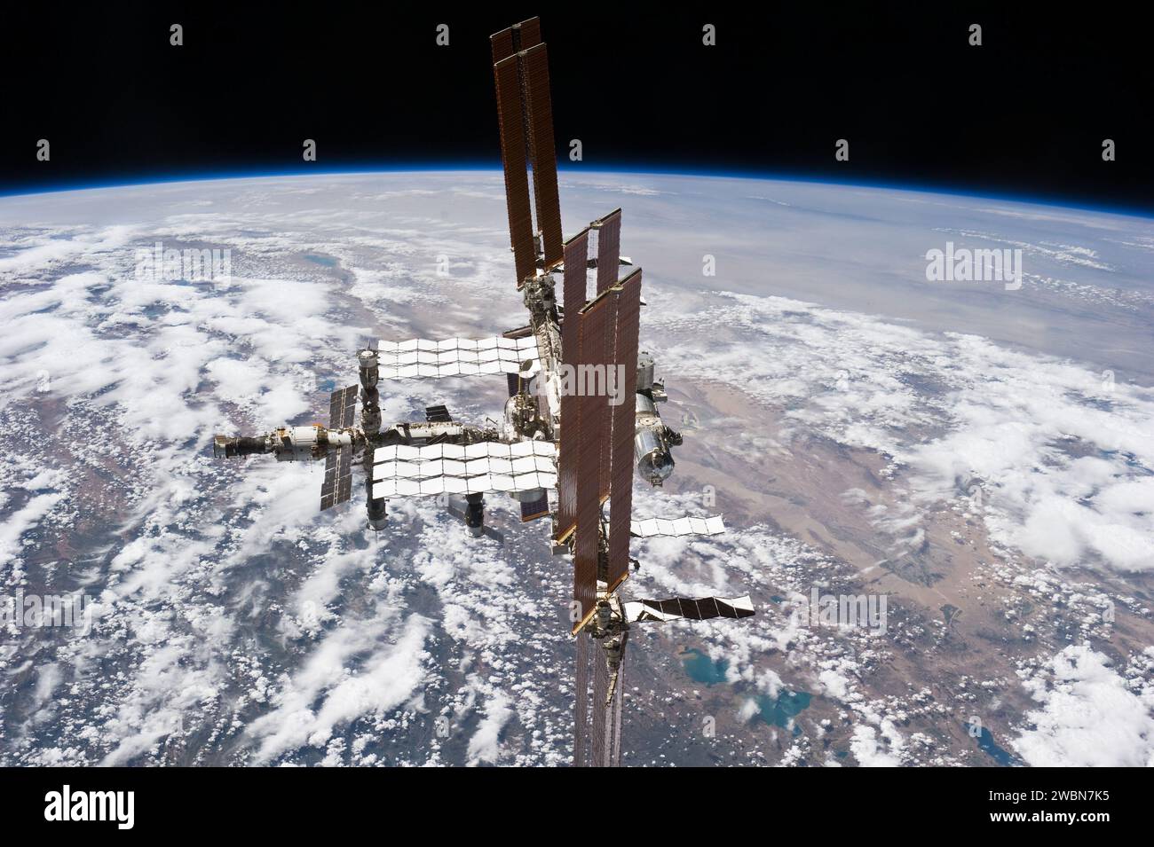 Die ISS wird von Atlantis aus während der STS-135-Trennung am 19. Juli 2011 fotografiert und zeigt den westlichen Himalaya und das tibetische Plateau darunter sowie die Station und Shuttle-Crews an Bord. Stockfoto