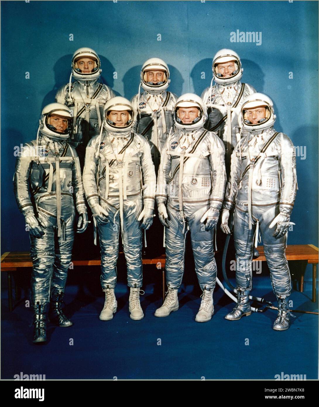 BEMANNTES RAUMSCHIFF-ZENTRUM, HOUSTON, TX. -- ERSTES ASTRONAUTENTEAM -- Projekt Mercury Astronauten, dessen Auswahl am 9. April 1959 bekanntgegeben wurde, nur sechs Monate nach der offiziellen Gründung der National Aeronautics and Space Administration am 1. Oktober 1958, beinhaltete die erste Reihe von links nach rechts, Walter H. Schirra Jr., Donald K. Slayton, John H. Glenn Jr. und Scott Carpenter hinten, Alan B. Shepard Jr., Virgil I. Gus Grissom und L. Gordon Cooper. Stockfoto
