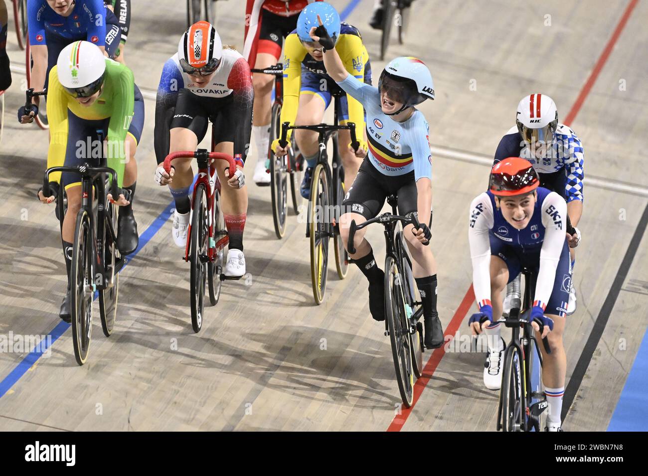 Apeldoorn, Niederlande. Januar 2024. Die belgische Lani Wittevrongel (C) feiert, nachdem sie hinter der Franzose Clara Copponi (R) die zweite war, das Women's Scratch Race bei den UEC Track Elite Europameisterschaften 2024 in Apeldoorn, Niederlande, Donnerstag, den 11. Januar 2024. Die Europameisterschaften finden vom 10. Bis 14. Januar statt. BELGA FOTO DIRK WAEM Credit: Belga News Agency/Alamy Live News Stockfoto