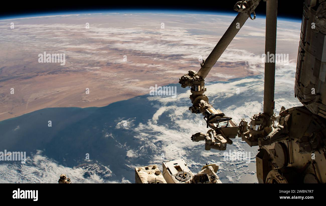 Die Nordwestküste Afrikas und der japanische Roboterarm des Kibo-Moduls von JAXA wurden am 26. Dezember 2020 von der Internationalen Raumstation fotografiert, während sie 261 Meilen über dem Atlantischen Ozean umkreisen. Stockfoto