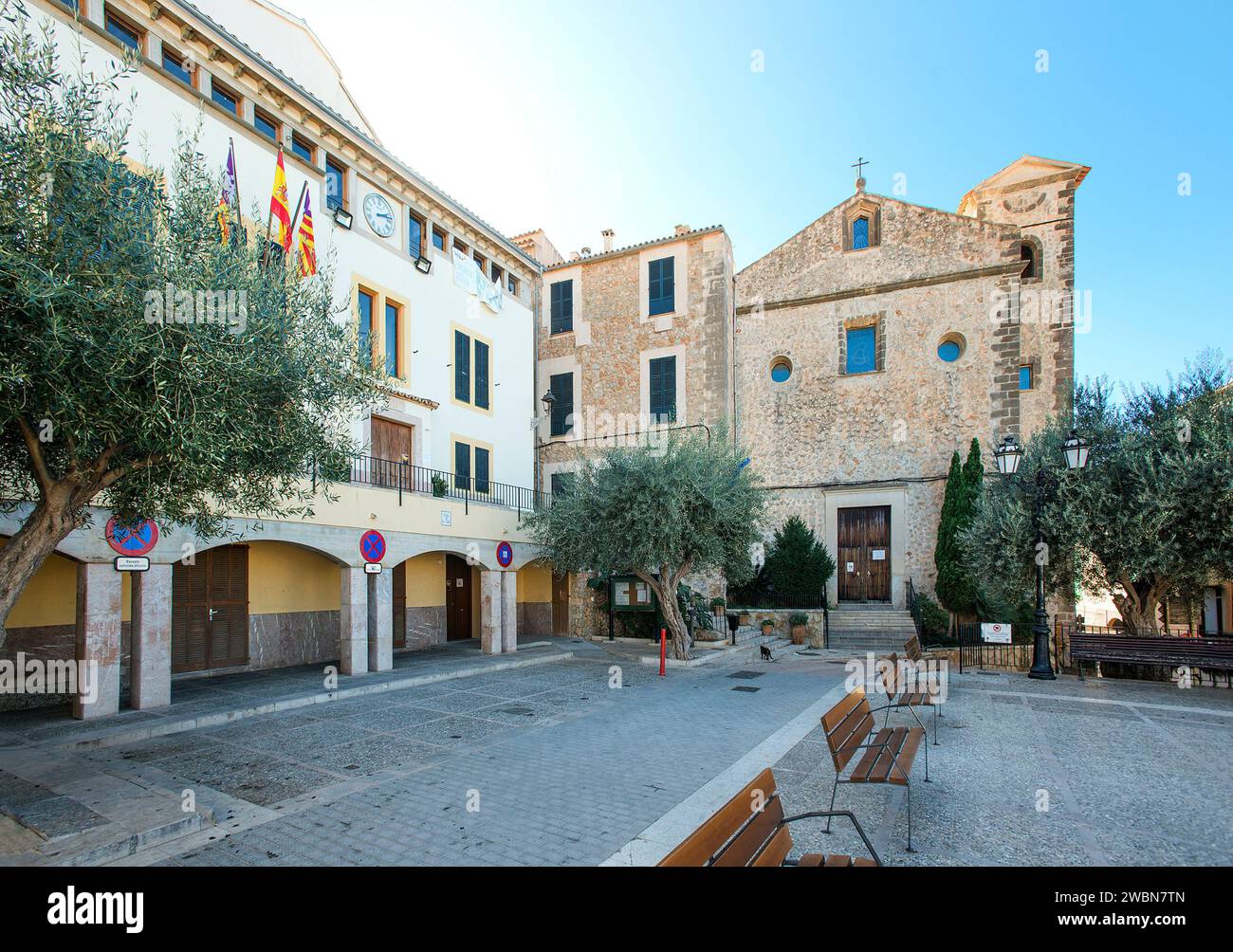 Rathaus und Kirche im Stadtzentrum von Banyalbufar, Mallorca, Balearen, Spanien Stockfoto