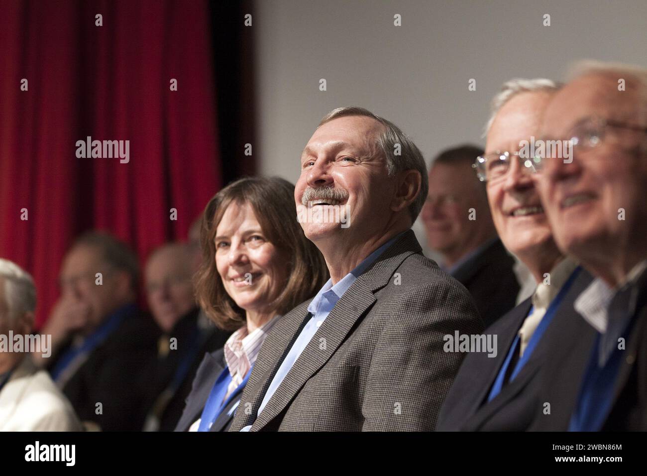 Astronaut Curt Brown wurde in die U.S. Astronaut Hall of Fame im Kennedy Space Center, Florida, aufgenommen. Brown, ein Veteran von sechs Space-Shuttle-Missionen, darunter STS-47, STS-66, STS-77, STS-85, STS-95, und STS-103, hat über 1.383 Stunden im Weltraum verbracht. Die Shuttle-Astronauten Eileen Collins und Bonnie Dunbar wurden ebenfalls aufgenommen. Die Auswahl wurde von der Astronaut Scholarship Foundation verwaltet. Stockfoto