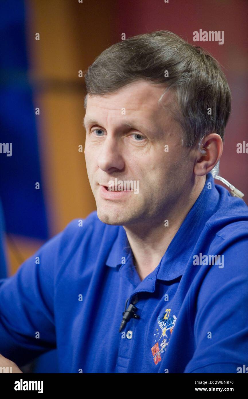 Expedition 27 Astronauten und Kosmonauten, einschließlich Ron Garan, halten eine Pressekonferenz im NASA-Gebäude 2 ab. Stockfoto