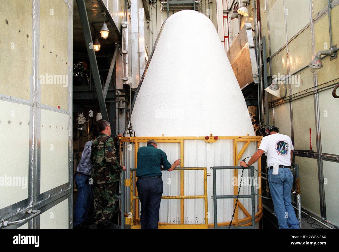 KENNEDY SPACE CENTER, FLORIDA. -- am Startkomplex 17-A, Cape Canaveral Air Force Station, kommt der zweite Teil der Verkleidung für das Genesis Raumschiff an der Spitze der Gantry an. Die Verkleidung verkapselt das Raumschiff, um es während des Starts an Bord einer Delta-II-Rakete zu schützen. Genesis wird sich auf eine Reise begeben, um Proben der Ionen und Elemente im Sonnenwind zu erfassen und sie zur Erde zurückzubringen, damit Wissenschaftler die genaue Zusammensetzung der Sonne und den Ursprung des Sonnensystems bestimmen können. Das NASA-Projekt Genesis wird vom Jet Propulsion Laboratory in Pasadena, Kalifornien, verwaltet Lockheed Martin Astr Stockfoto