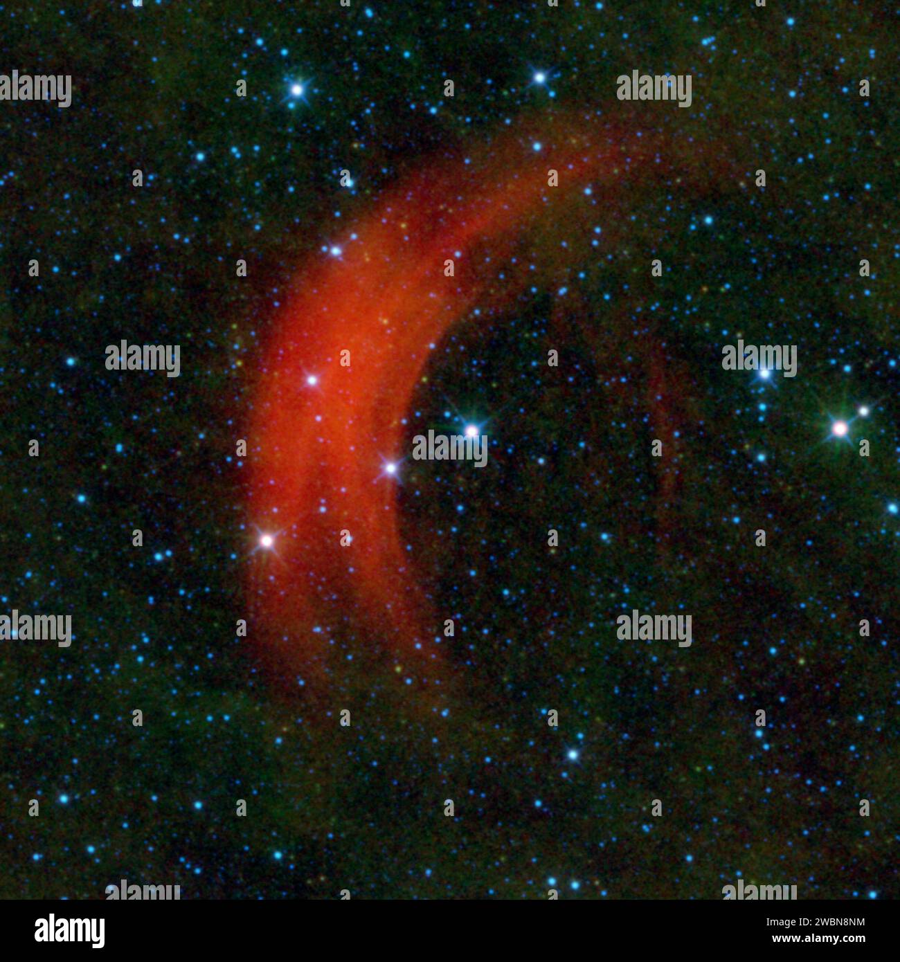 Der Wide-Field Infrared Survey Explorer der NASA hat dieses Bild des Sterns Alpha Camelopardalis oder Alpha Cam aufgenommen, der wie ein Motorradfahrer durch den Himmel raste, der durch die Hauptverkehrszeiten fährt. Der Superriesen Alpha Cam ist der helle Stern in der Mitte. Stockfoto