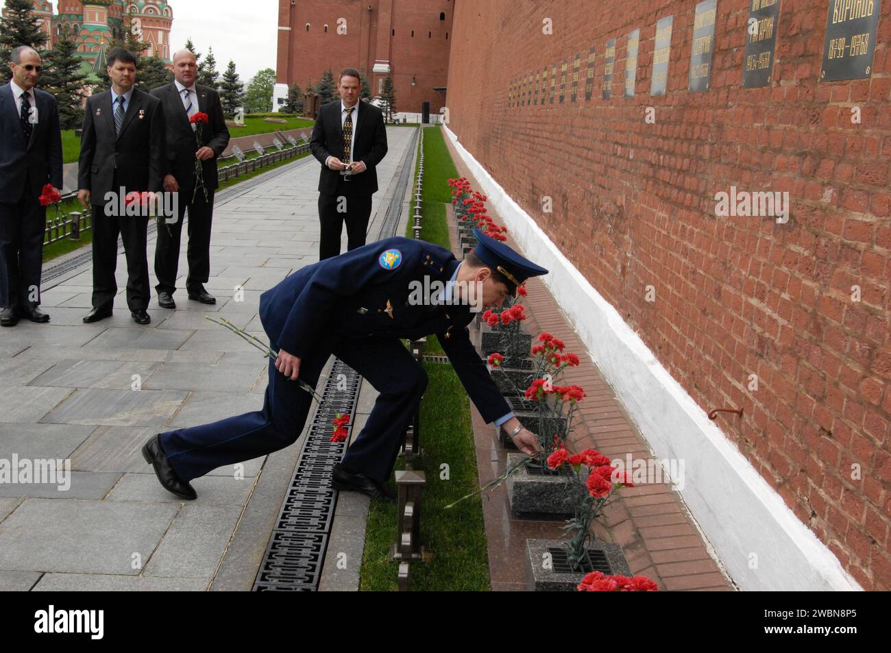 Der Sojus-Kommandeur Sergej Volkow legt am 16. Mai 2011 Blumen an der Kremlmauer in Moskau, als Teil traditioneller Aktivitäten, bevor er mit Mike Fossum und Satoshi Furukawa auf die ISS startet; die Hilfstruppe besteht aus Don Pettit, Oleg Kononenko und Andre Kuipers. Stockfoto