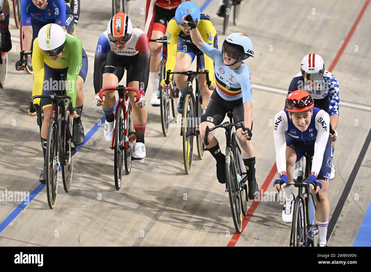 Apeldoorn, Niederlande. Januar 2024. Die belgische Lani Wittevrongel (C) feiert, nachdem sie hinter der Franzose Clara Copponi (R) die zweite war, das Women's Scratch Race bei den UEC Track Elite Europameisterschaften 2024 in Apeldoorn, Niederlande, Donnerstag, den 11. Januar 2024. Die Europameisterschaften finden vom 10. Bis 14. Januar statt. BELGA FOTO DIRK WAEM Credit: Belga News Agency/Alamy Live News Stockfoto