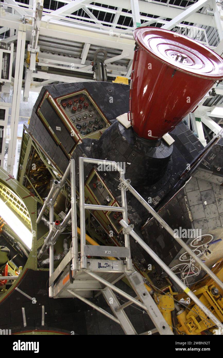 CAPE CANAVERAL, Fla. -- in der Orbiter Processing Facility-2 im Kennedy Space Center der NASA in Florida benutzen Arbeiter einen Kran, um das rechte Orbitalmanövriersystem der Discovery, oder OMS, zu entfernen. Anschließend wird es zur Hypergol-Wartungseinrichtung transportiert. Die Entfernung ist Teil der Übergangs- und Außerbetriebnahmeprozesse von Discovery. Es wird erwartet, dass die Arbeiten an der Discovery Raketenkonstrukteure beim Bau von Raumfahrzeugen der nächsten Generation und bei der Vorbereitung des Shuttles für die zukünftige öffentliche Ausstellung unterstützen. Stockfoto