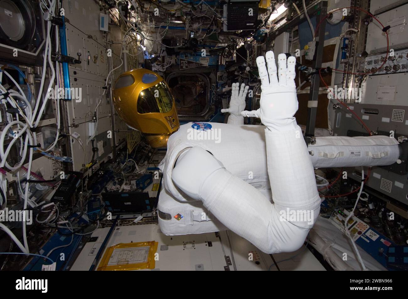 Robonaut 2, der erste geschickte humanoide Roboter im Weltraum, befindet sich im Destiny-Labor der Internationalen Raumstation, getestet und betrieben von NASA-Astronaut Mike Fossum und JAXA-Flugingenieur Satoshi Furukawa am 4. November 2011. Stockfoto