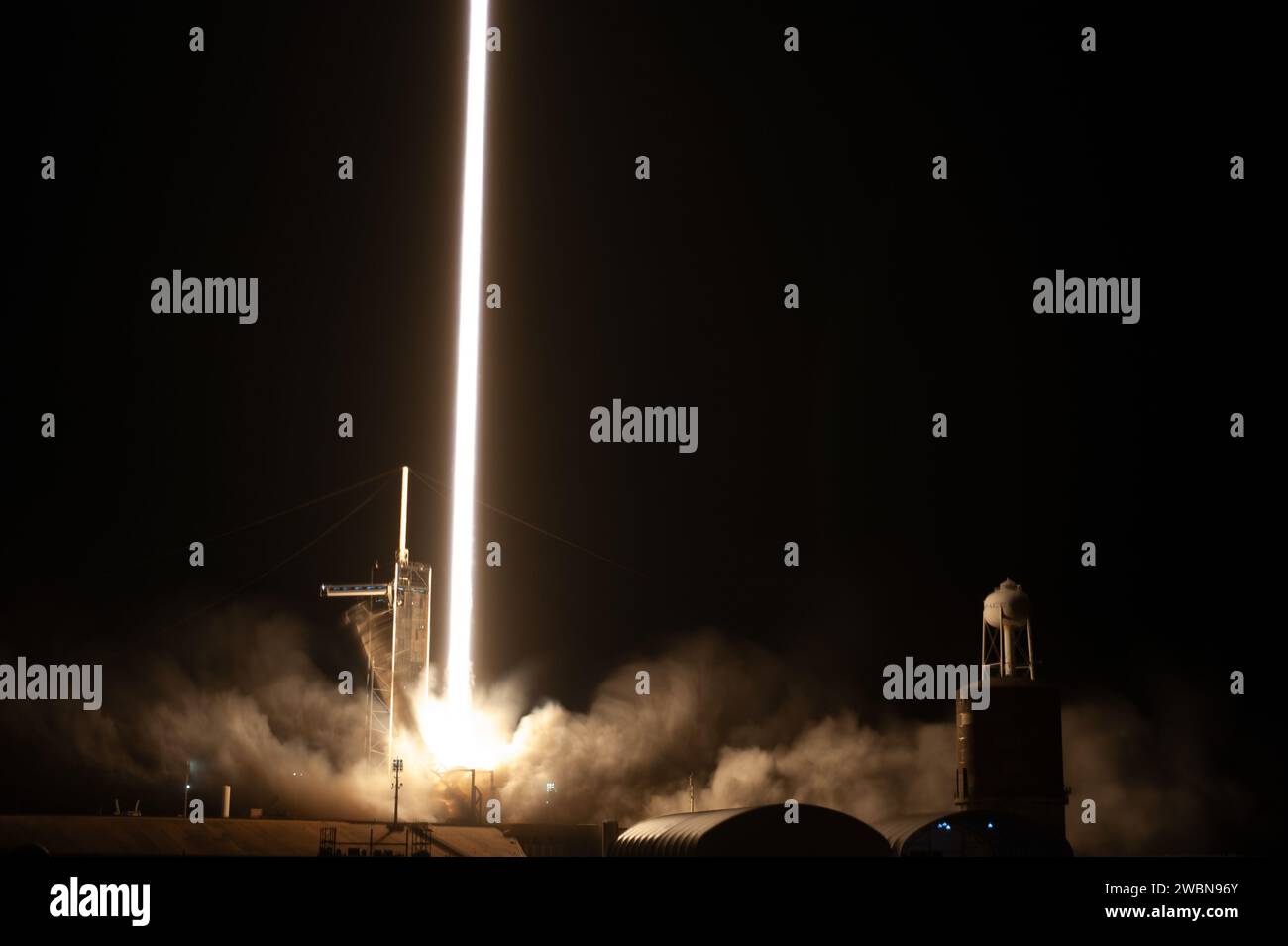 Die SpaceX Falcon 9-Rakete mit dem Dragon-Raumschiff hebt am Donnerstag, den 9. November 2023, vom Launch Complex 39A im Kennedy Space Center der NASA in Florida ab. Der Abflug war um 20:28 Uhr EST. Dragon wird wissenschaftliche Forschung, Technologiedemonstrationen, Besatzungsbedarf und Hardware zur Unterstützung der Expedition 70-Besatzung liefern, einschließlich des Integrated Laser Communications Relay Demonstration Low Earth Orbit User Modem and Amplifier Terminal (ILLUMA-T) der NASA und Atmospheric W Stockfoto