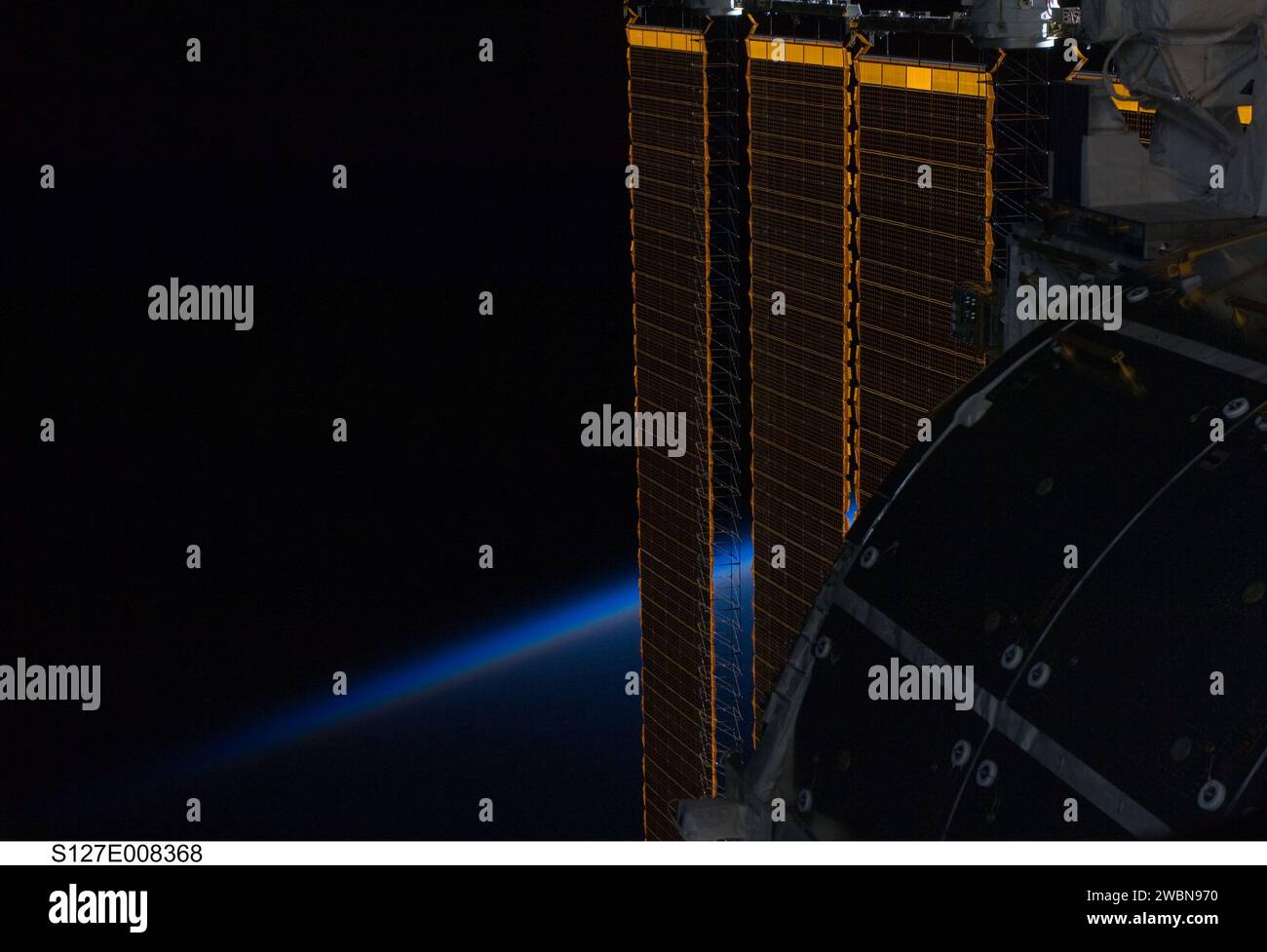 Während eines Raumwanderns am 24. Juli 2009 führten die Astronauten Tom Marshburn und Christopher Cassidy Arbeiten außerhalb der Internationalen Raumstation durch. Von innen aus beobachtete die Besatzung die Solarpaneele der Station und den Horizont der Erde während der Mission STS-127 und Expedition 20. Stockfoto