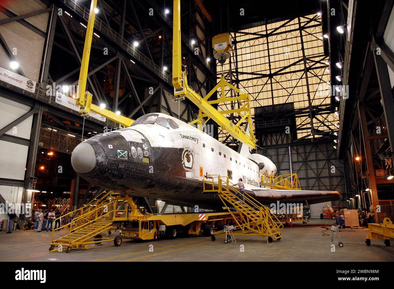 RAUMFAHRTZENTRUM KENNEDY, FLA. - Auf einem Orbiter-Transporter im Transfergang des Fahrzeugmontagegebäudes, wird der Orbiter Discovery für einen Auftrieb in die vertikale Richtung vorbereitet und in einen neuen externen Tank, ET-121, eingebaut. Der neue Tank und die Solid Rocket Booster warten in Hochregal 3. Die Discovery wird voraussichtlich am 13. Juni auf den Startplatz für die Mission STS-114 zurückversetzt. Das Startfenster erstreckt sich vom 13. Juli bis zum 31. Juli. Stockfoto