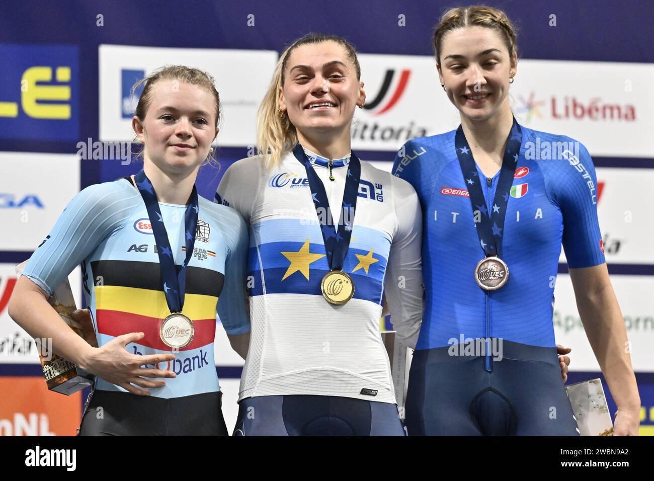 Apeldoorn, Niederlande. Januar 2024. L-R, Silbermedaillengewinner Lani Wittevrongel, Goldmedaillengewinnerin Französisch Clara Copponi und Bronzemedaillengewinnerin Martina Fidanza feiern auf dem Podium beim Women's Scratch Race bei den UEC Track Elite Europameisterschaften 2024 in Apeldoorn, Niederlande, Donnerstag, den 11. Januar 2024. Die Europameisterschaften finden vom 10. Bis 14. Januar statt. BELGA FOTO DIRK WAEM Credit: Belga News Agency/Alamy Live News Stockfoto