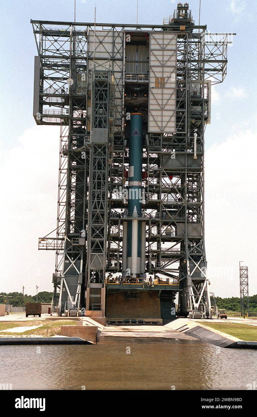 KENNEDY SPACE CENTER, FLORIDA. Techniker arbeiten am Boden der festen Raketenverstärker und der Delta-II-Rakete, die das Genesis-Raumschiff starten wird. Genesis wird Proben der Ionen und Elemente im Sonnenwind erfassen und zur Erde zurückgeben, damit Wissenschaftler die genaue Zusammensetzung der Sonne und den Ursprung des Sonnensystems bestimmen können. Das NASA-Projekt Genesis wird vom Jet Propulsion Laboratory in Pasadena, Kalifornien, verwaltet Lockheed Martin Astronautics baute das Raumschiff Genesis für die NASA in Denver, Colorado. Der Start von Genesis an Bord einer Boeing Delta II-Rakete ist für Juli 30 um 1 Uhr geplant Stockfoto