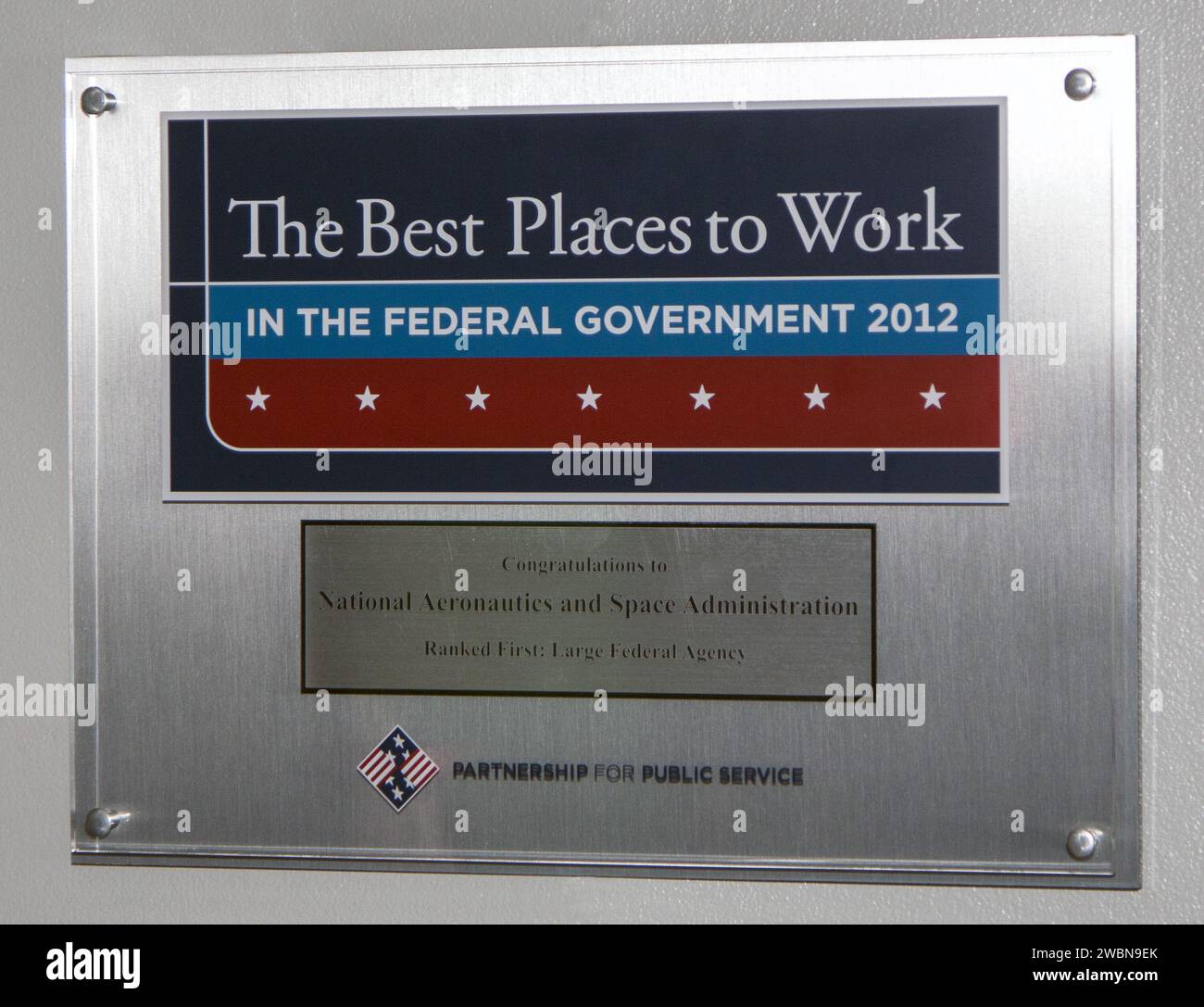 Das Kennedy Space Center erhielt die NASA-Plakette „Best Places to Work in the Federal Government“ und rangierte mit über 15.000 Mitarbeitern an erster Stelle in der Kategorie „Large“. Die Auszeichnung, die auf Umfragen der Partnership for Public Service und Deloitte basiert, bewertet die Zufriedenheit der Bundesangestellten in Bezug auf Arbeitsplätze und Arbeitsplätze. Stockfoto